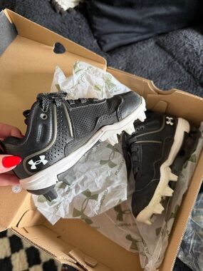 UNDER ARMOR- LITTLE KIDS 10, Black and White Baseball Cleats